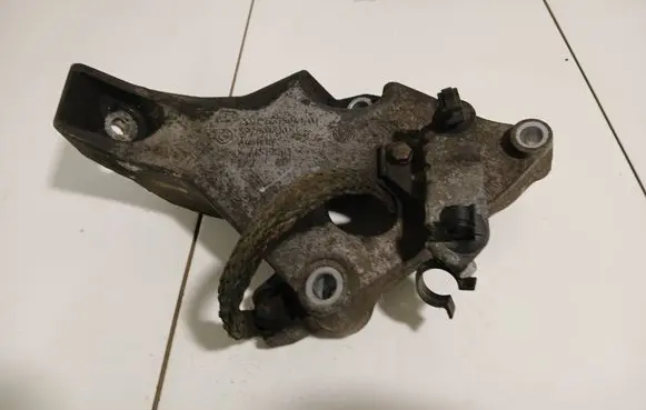 BMW 1 E81 E87 Engine mounting bracket 6775041 59280110