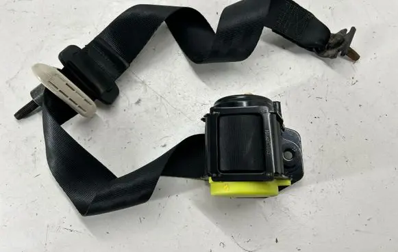 Rear seatbelt