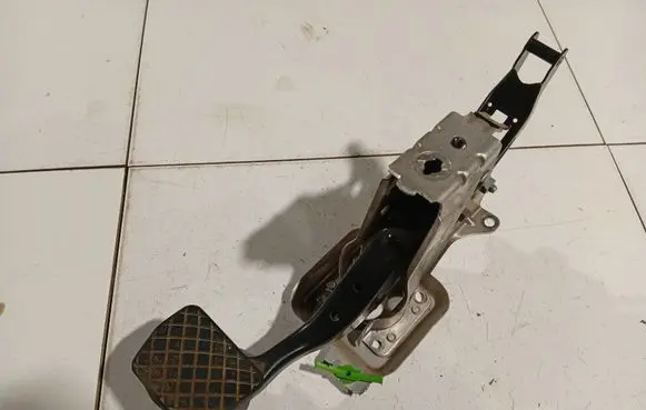 Volkswagen Touran I Brake pedal 1T1723057K
