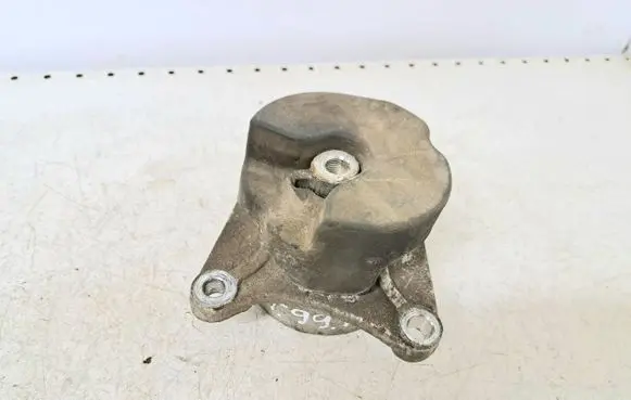 Honda FR-V Engine mount bracket