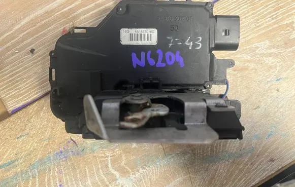 Volkswagen Golf VII Front door lock (next to the handle) 4b183716g