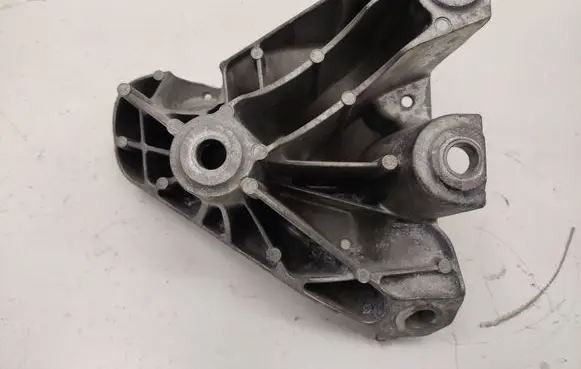 Chevrolet Camaro Engine mounting bracket 23371026