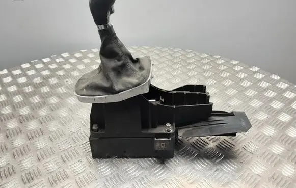 Opel Insignia A Gear shifter/selector 55563829
