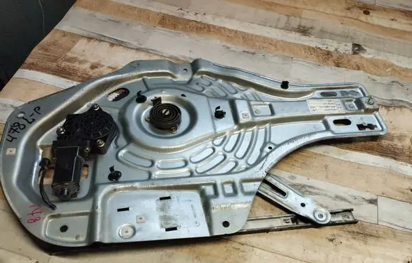 Hyundai Tucson JM Front door window regulator with motor 824702E010
