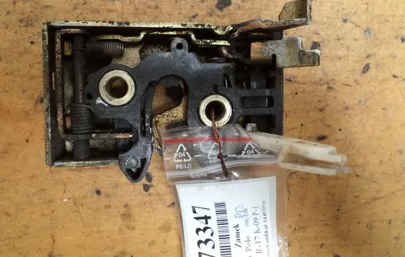 Volkswagen Polo II 86C 2F Front door lock