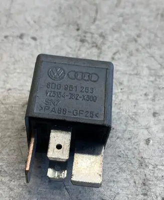 Volkswagen PASSAT B5.5 Other relay 8d0951253