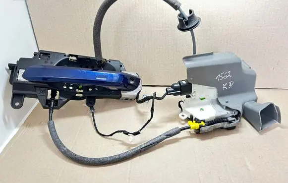 Audi A5 Front door lock 8W8837349 252083