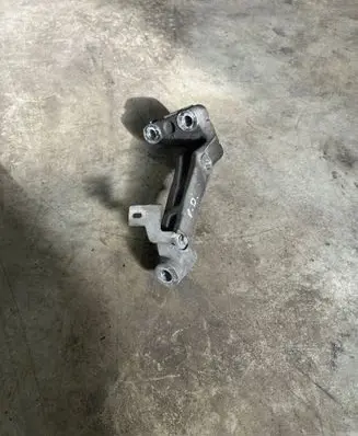 Engine mounting bracket