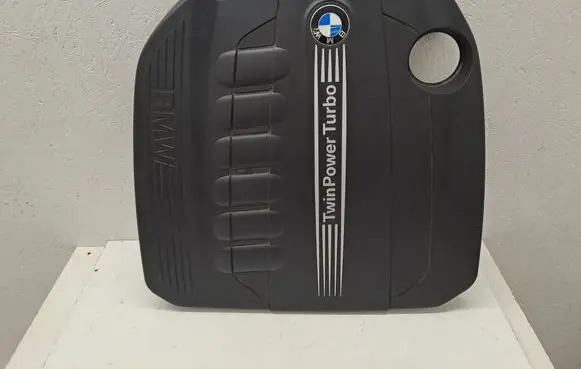 BMW 5 F10 F11 Engine cover (trim) 13718510365
