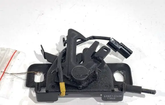 Engine bonnet/hood lock/catch