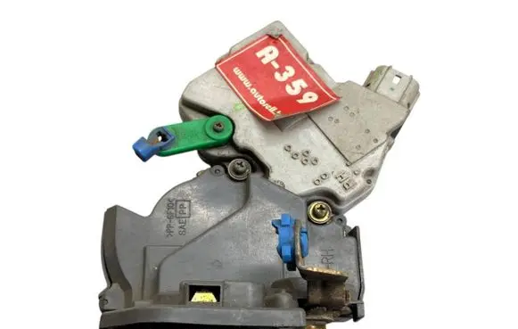 Nissan X-Trail T30 Rear door lock 825528H710