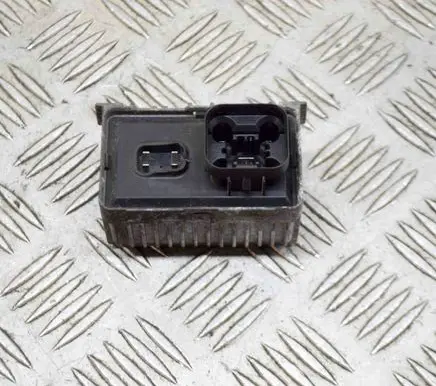 Opel Zafira C Glow plug pre-heat relay 55574293