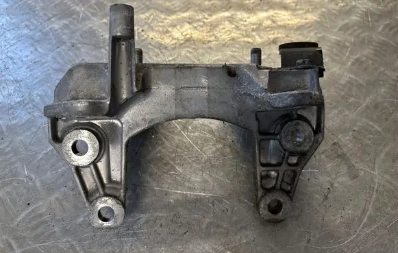 Nissan X-Trail T32 Engine mounting bracket