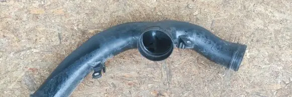 Volkswagen Touareg II Engine coolant pipe/hose 7P6129615 M681