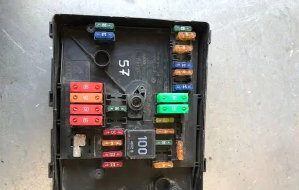 Volkswagen Golf V Fuse module 1K0937125A 017183071