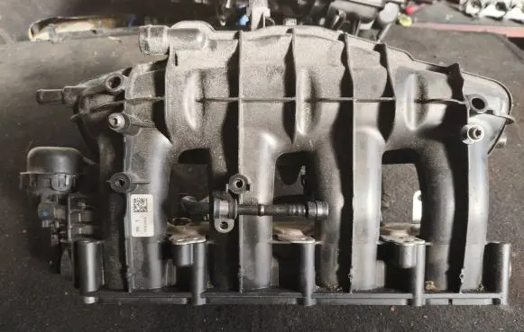 Skoda Octavia Mk2 (1Z) Intake manifold 06j133185