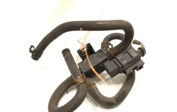 Volkswagen Jetta VI Fuel pressure regulator 06F906283F