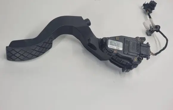 Accelerator throttle pedal