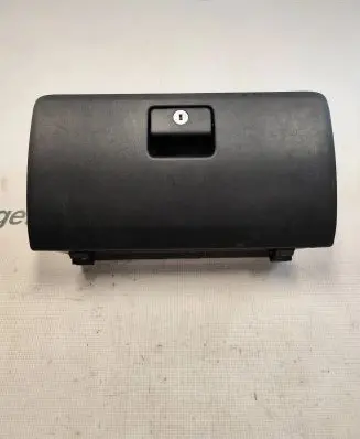 Toyota Hilux (AN10, AN20, AN30) Glove box