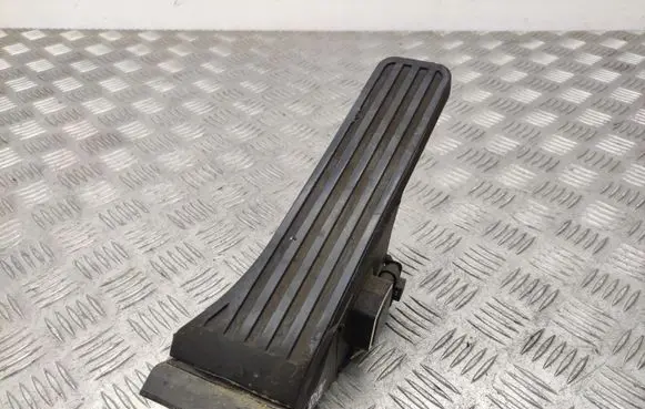 Mercedes-Benz E C207 W207 Accelerator throttle pedal A2043000004