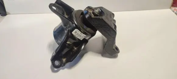 Engine mount vacuum valve