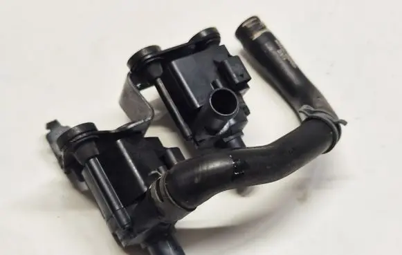 Audi A4 S4 B9 Engine coolant pipe/hose 8W0819370C 06H121601N