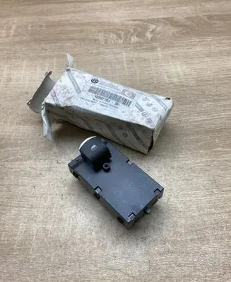 Alfa Romeo Giulia Electric window control switch 6000627954001 6000627954