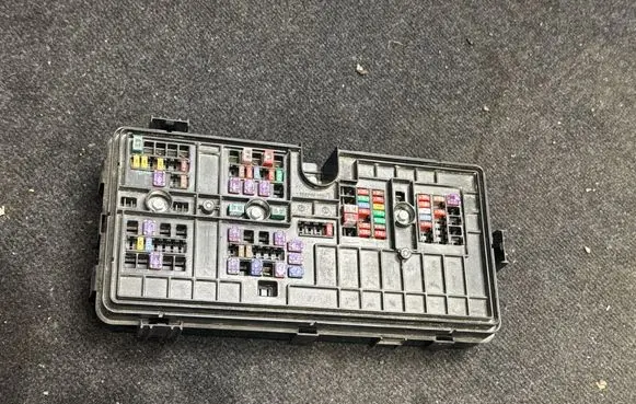 Ford Explorer VI Fuse module L1MT14D068 L1MT14D068Z02 G2811