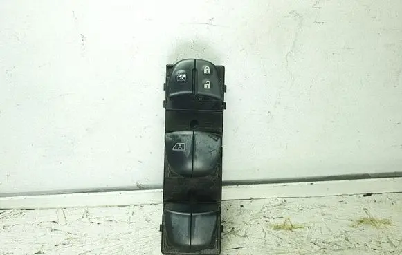 Nissan Pulsar Electric window control switch 15131S0