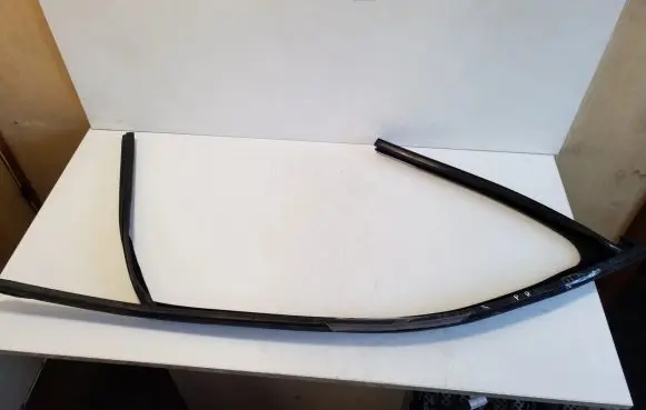 Skoda Kamiq Rubber seal front coupe door window P08100723