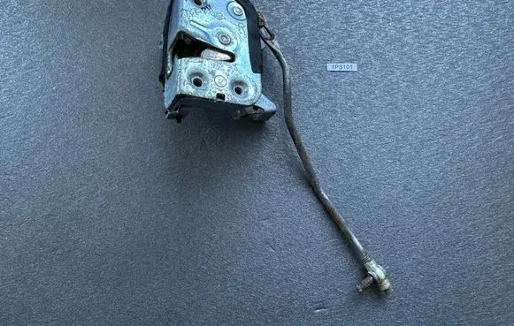 Mitsubishi Pajero Front door lock MB365308