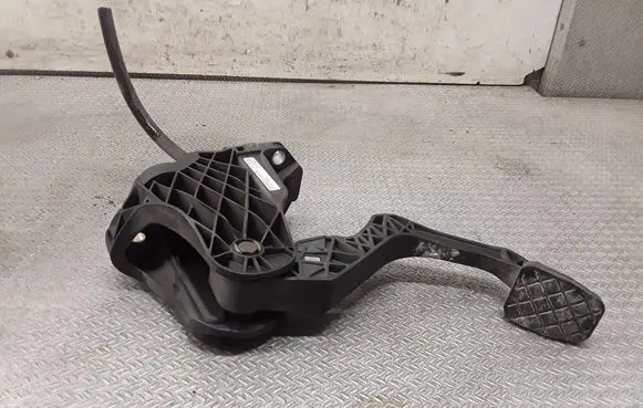 Volkswagen Touran I Clutch pedal 1T1721059AL