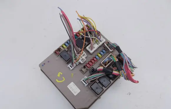 Renault Clio III Fuse module 674660A R7F081172