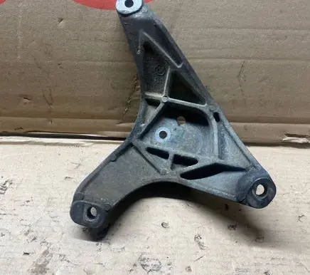 BMW 5 E39 Engine mounting bracket 1096080
