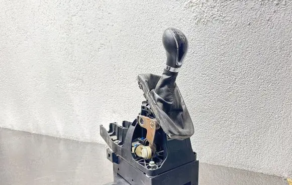 Opel Astra J Gear shifter/selector 55563829 195135 2822011