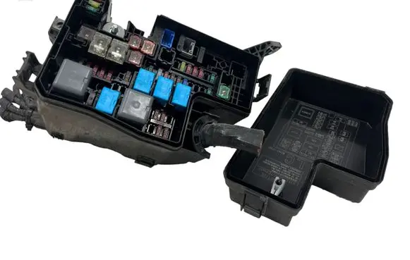 Toyota RAV 4 (XA40) Fuse box set 8266242331