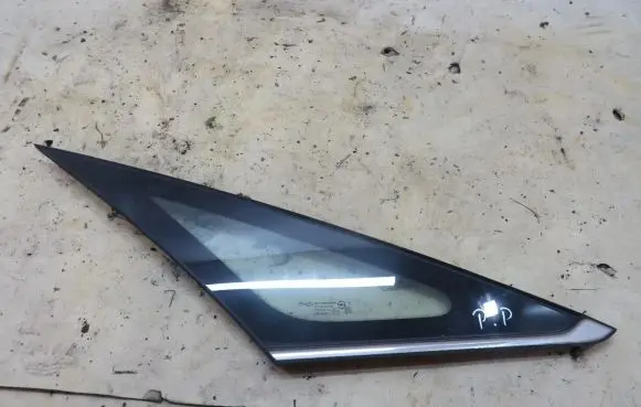 KIA Carens III Front triangle window/glass 