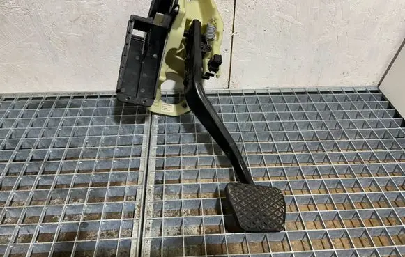 BMW 5 F10 F11 Brake pedal 6775368 4010989A