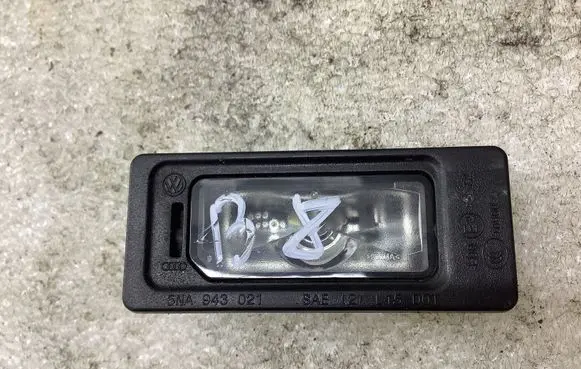 Volkswagen PASSAT B8 Number plate light 5NA943021