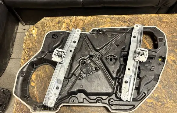 Dodge Charger Front window lifting mechanism without motor 156054322