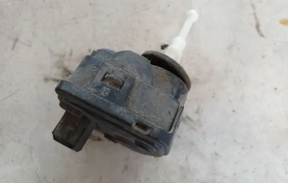 Volkswagen PASSAT B5 Headlight level adjustment motor 3A0941295 1H0941295E