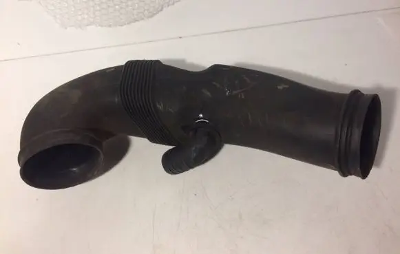 Audi A8 S8 D3 4E Air intake hose/pipe 077129629