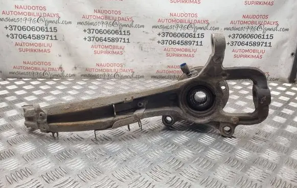 Volkswagen Touareg I Front wheel hub spindle knuckle 7L6407258A 2727