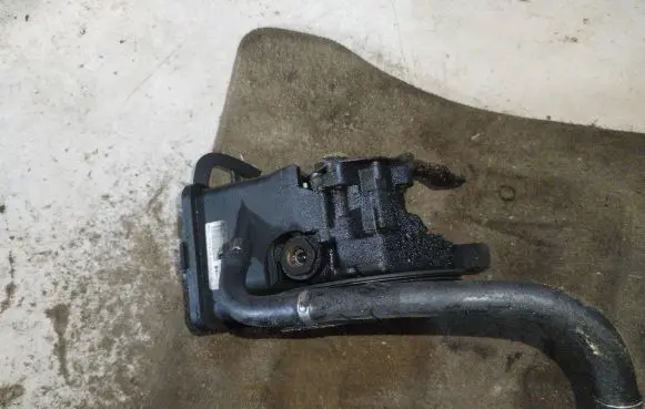 BMW 5 E60 E61 Power steering pump 7693974