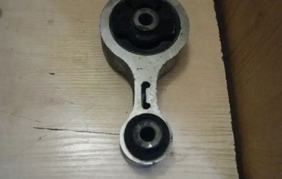 Mazda 6 Engine mounting bracket