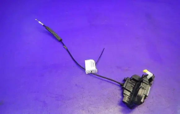Nissan Juke I F15 Front door lock