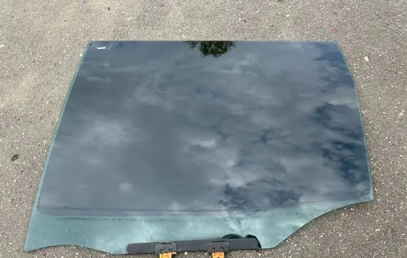 Nissan Terrano Rear door window glass 823010X000