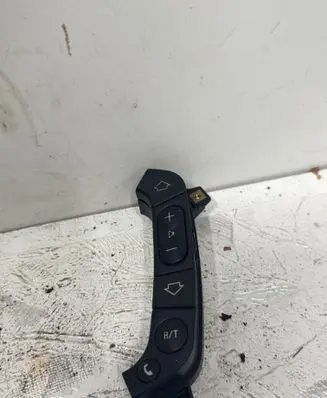BMW 7 E38 Steering wheel buttons/switches 8352233