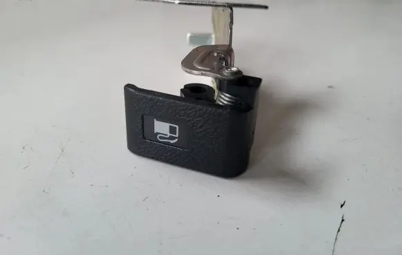 Honda CR-V Fuel tank opening switch 