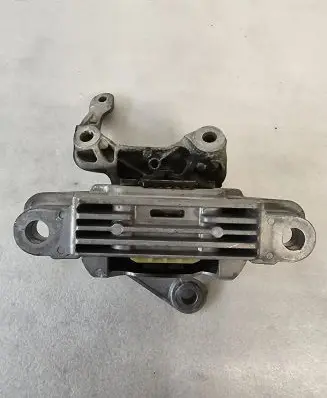 Volvo XC40 Engine mount bracket 31460249